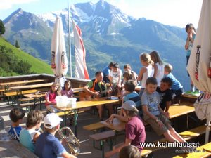Kolmhaus-Terrasse-Sommerausflug-mit-Kindern