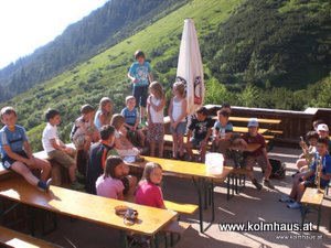 Kolmhaus-Terrasse-Kindergruppe-Sommerausflug